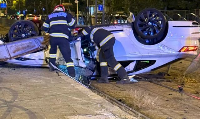 Un șofer de 20 de ani s-a răsturnat cu mașina în București, după ce a intrat într-un refugiu de tramvai