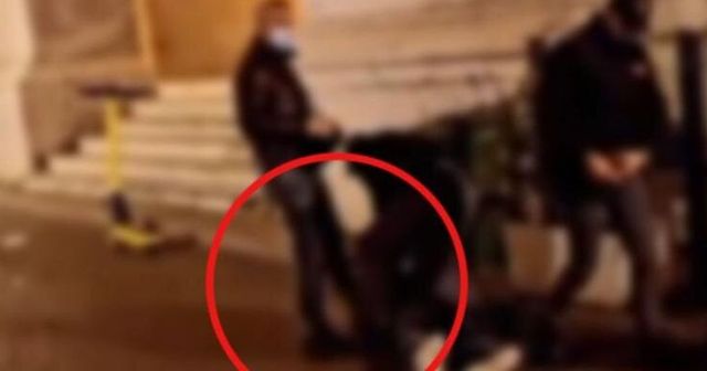 Parma, poliziotto dà calcio in faccia a un manifestante bloccato a terra da un altro agente