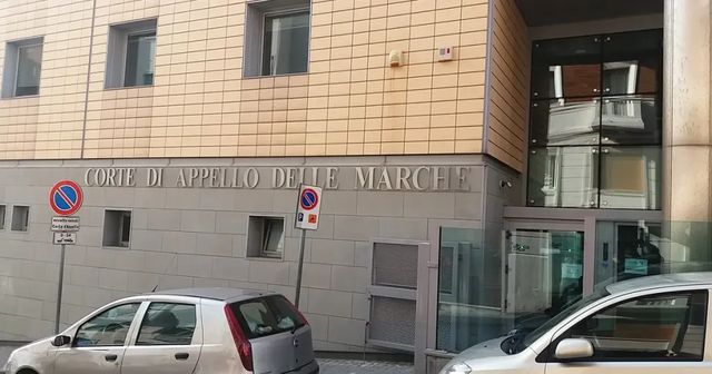 Condannato a tre anni in appello l'uomo assolto in primo grado perché la 17enne 'aveva avuto già rapporti'