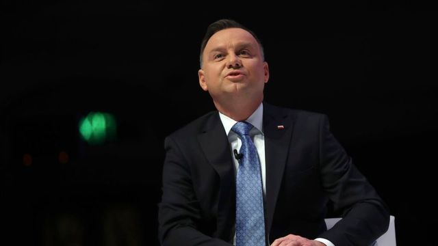 Президент Польши выступил против усыновления детей однополыми парами