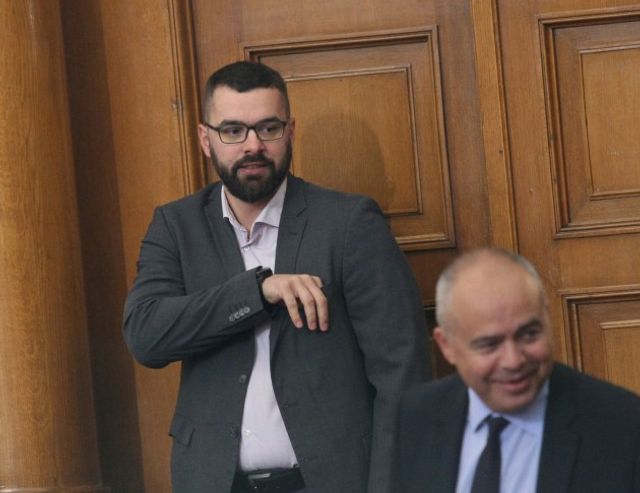 Борисов протягал ръка към Слави Трифонов с партийната субсидия от 1 лв.