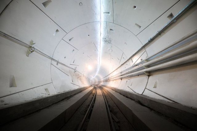 Илон Маск открыл первый скоростной туннель под Лос-Анджелесом