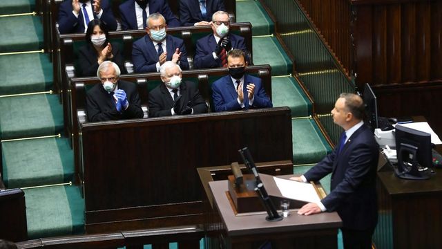 Andrzej Duda beiktatta az átalakított lengyel kormány új tagjait