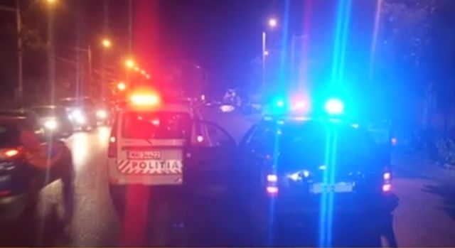 Un șofer a lovit mașina poliției și a fugit în timp ce agenții trăgeau spre el, în Buzău