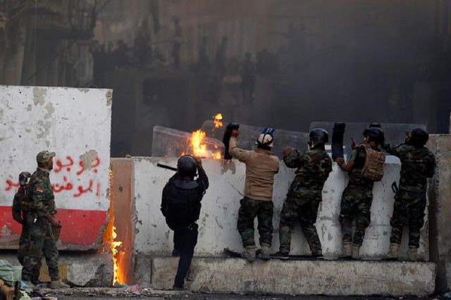 Iraqi protesters torch Iran consulate amid deadly protests