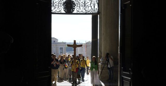 Il Papa a sorpresa a Piazza San Pietro, saluta i giovani