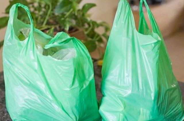 Interdicția privind pungile de plastic a intrat în vigoare, dar numai pe hîrtie