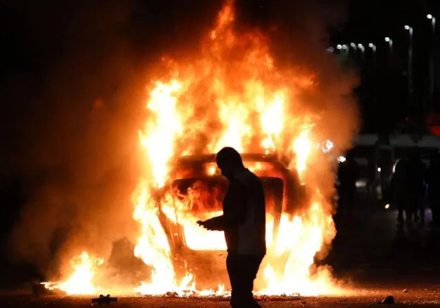 Segunda noche de disturbios racistas en Irlanda del Norte