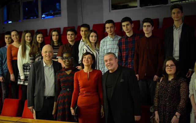 Carmen Iohannis, cu elevii la teatru, alături de ambasadorul Germaniei la București