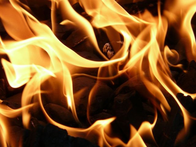 50 человек эвакуированы из горящего дома в Якутске