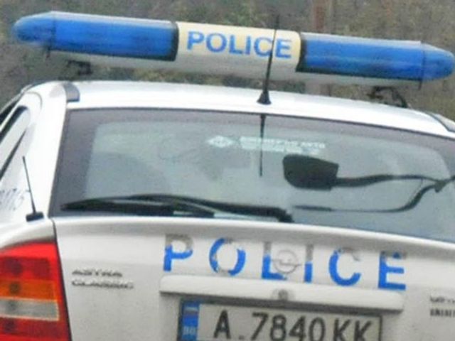 Издирва се 36-годишен мъж, опитал да прегази полицай