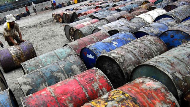 Цена на нефть марки Brent упала ниже $56 за баррель