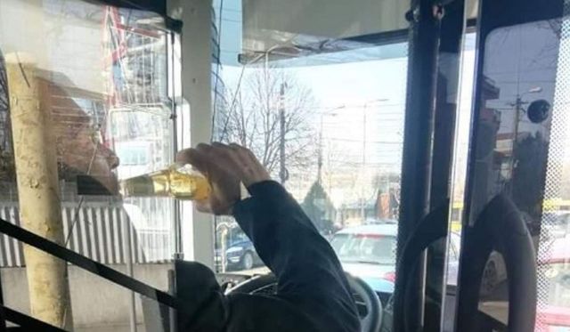 Șofer de autobuz din Constanța, fotografiat în timp ce bea alcool la volan
