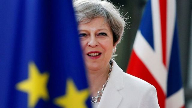 Theresa May anunță că va contesta „prin toate mijloacele” moțiunea de cenzură împotriva sa