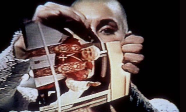 Morte Sinead O’Connor, quando nel 1992 strappò la foto di Papa Giovanni Paolo II