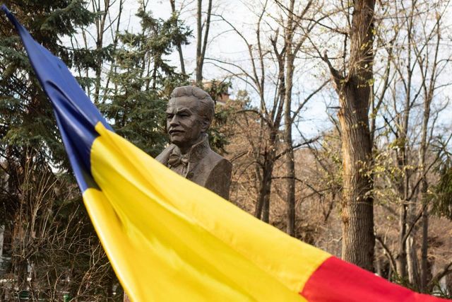 Inaugurarea bustului marelui poet Dumitru Matcovschi, instalat pe Aleea Clasicilor