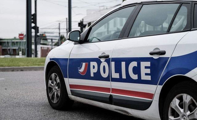 Polițist din Paris, împușcat mortal după ce și-a atacat o colegă cu cuțitul