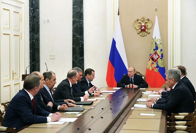 Путин обсудил с Совбезом ранние паводки и лесные пожары