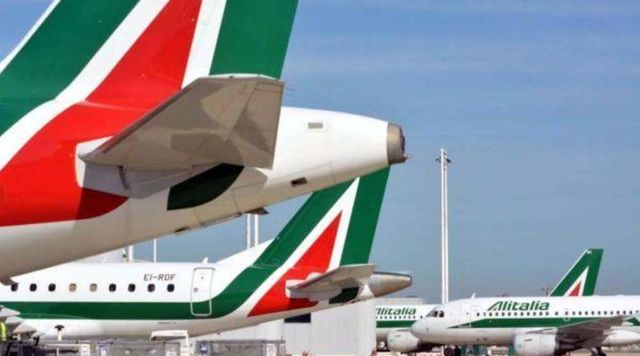Alitalia, saranno pagati in ritardo gli stipendi di febbraio