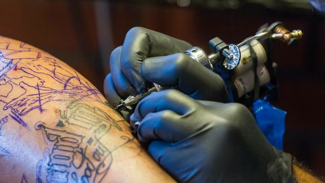 Un tânăr a murit într-un salon de tatuaj din Timișoara