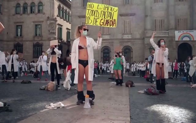 Proteste extreme în Spania. Medicii s-au dezbrăcat în piață, ca să atragă atenția