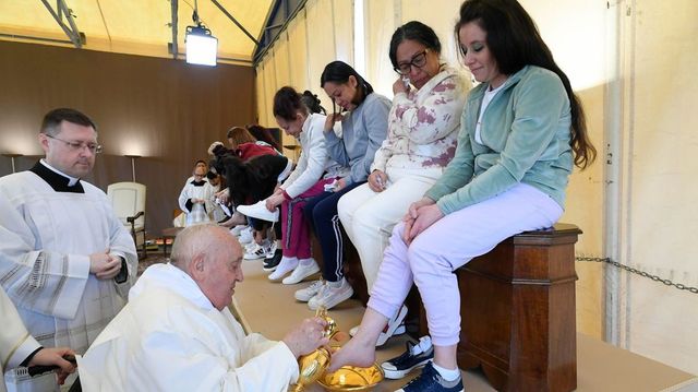Ferenc pápa 12 női rab lábát mosta meg