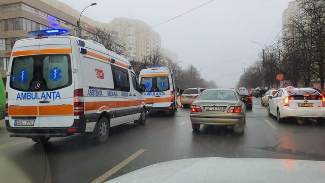 Un șofer a decedat la volanul mașinii, pe o stradă din Chișinău, în timp ce conducea