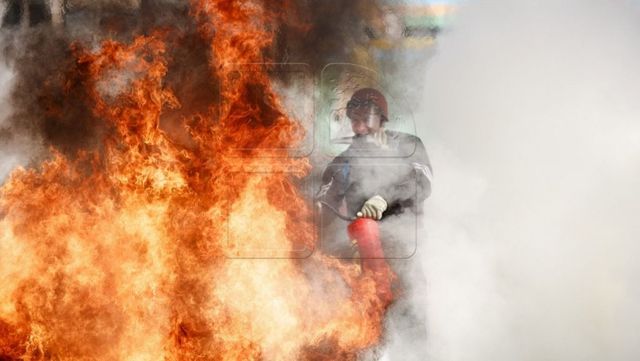 Explozie intr-o casa din Caușeni: Un barbat, transportat la spital cu arsuri și fracturi la ambele picioare