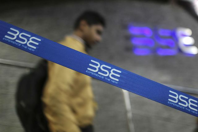 Sensex Drops 120 Points in Late Selloff; Bank, Auto Stocks Drag