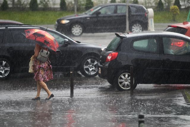 Se strică vremea în București. Frig și ploi zilele următoare