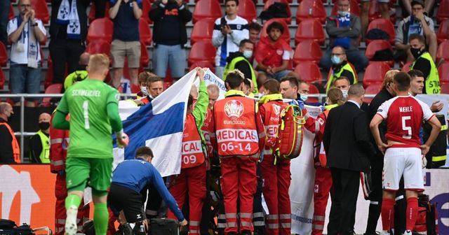 Dánský fotbalista Eriksen zkolaboval na hřišti, záchranáři bojují o jeho život