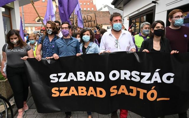 Mii de oameni au protestat vineri în Budapesta, după demisia în masă a unor jurnaliști
