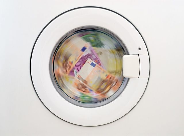 Osztrák pénzt segített tisztára mosni egy magyar banki alkalmazott