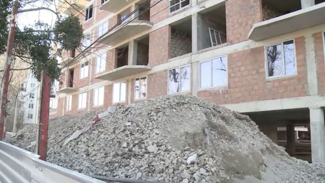 Un bărbat a murit după ce a căzut de la etajul zece al unui bloc din Capitală