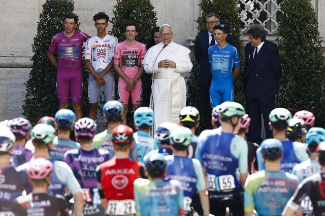 ++ Il Giro d'Italia in Vaticano, il Papa saluta i ciclisti ++