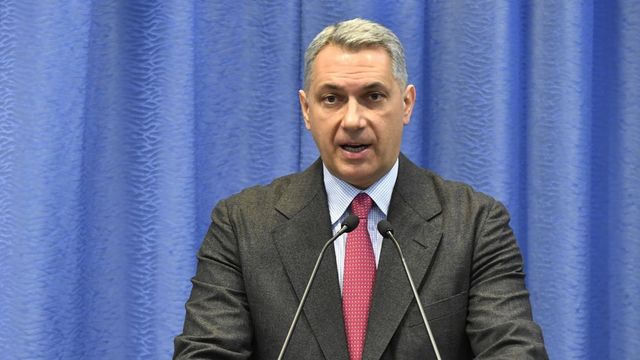 Lázár János szerint a legegyszerűbb, ha a külföldi építőipari cégek „leteszik a lantot”
