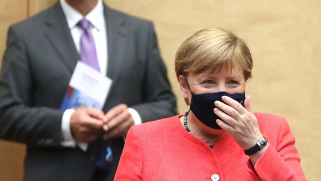 Меркел с маска за пръв път от началото на епидемията