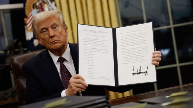 Tizenkét ország állampolgárainak tiltja meg a beutazást Donald Trump, hét másik ország esetében korlátozásokat vezet be