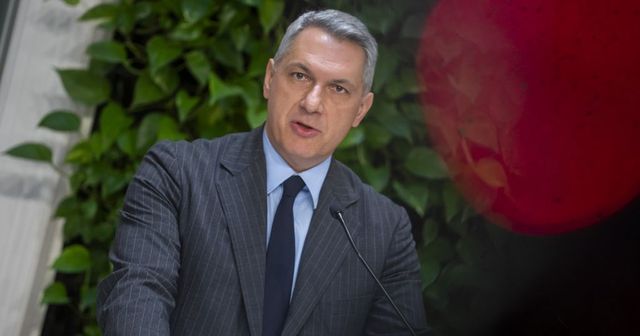 Lázár János szerint a MÁV dolgozói szarból építenek várat, ezt kétszer 50 ezer forinttal hálálja meg nekik