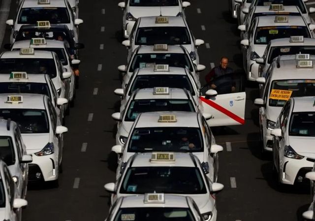 Los taxistas salen de nuevo a la calle en toda España para frenar las nuevas licencias de Cabify