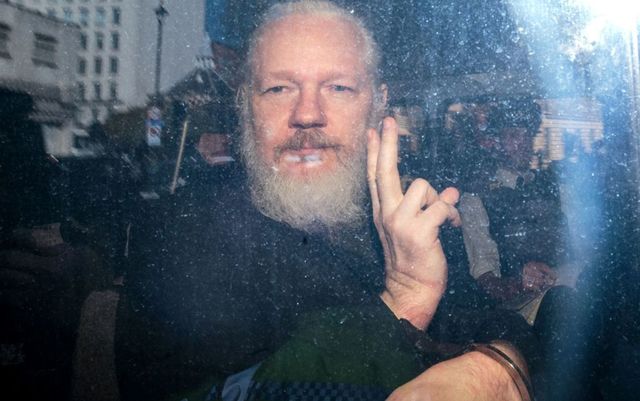 Cum explică președintele Ecuadorului decizia de a-i retrage azilul lui Julian Assange