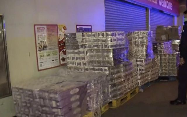 3 bărbați înarmați au furat dintr-un magazin din Hong-Kong 600 de role de hârtie igienică