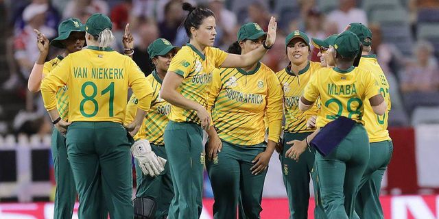 Mignon du Preez holds nerve as South Africa beat England 1st time in Women’s T20 World Cup