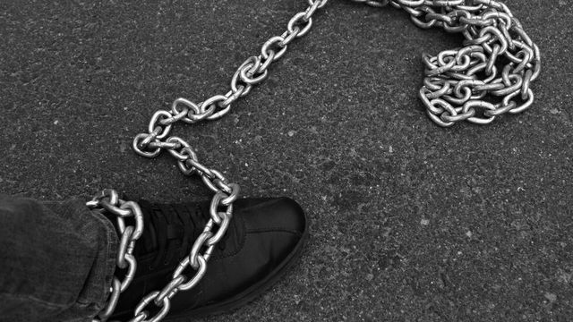 14-годишно момиче е било връзвано с верига от леля си, за да не бяга