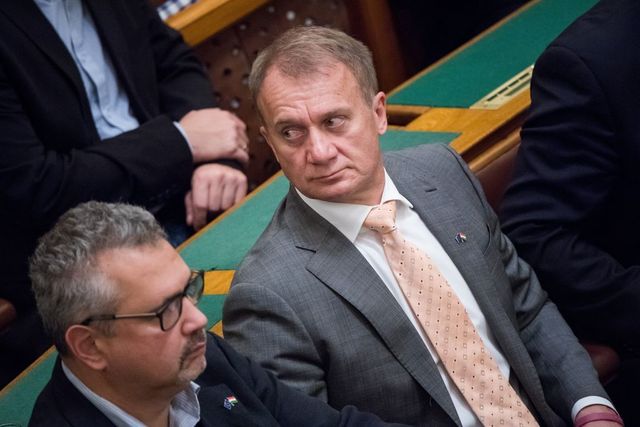 Ismét felfüggesztette a parlament Varju László mentelmi jogát