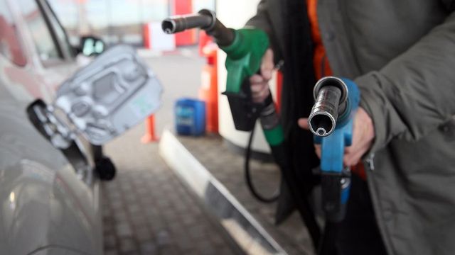 Parlamentul a votat în lectură finală plafonarea prețurilor la carburanți
