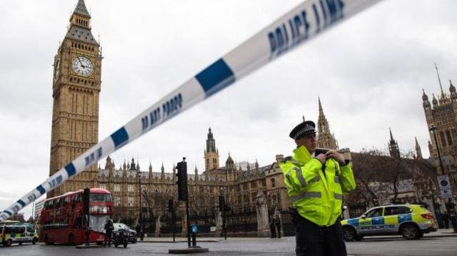 Londra | Poliția a tras focuri de armă după ce un șofer a lovit intenționat mașina ambasadorului Ucrainei