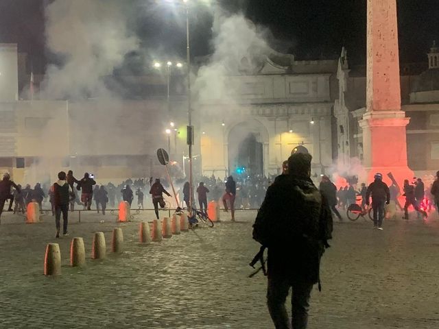 Roma, bombe carta e scontri a piazza del Popolo: la polizia disperde i manifestanti