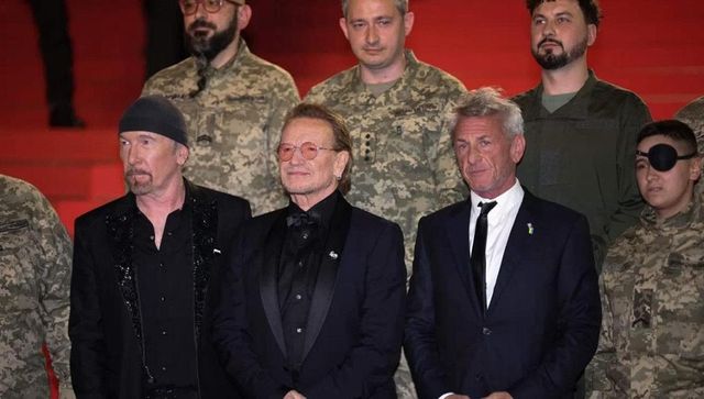 Sean Penn e soldati ucraini sul red carpet di Cannes