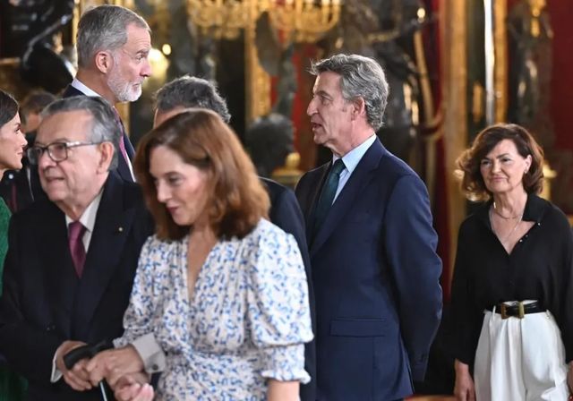 Feijóo critica el «despiste» en Oriente Próximo de Sánchez, ausente de los corrillos del 12-0